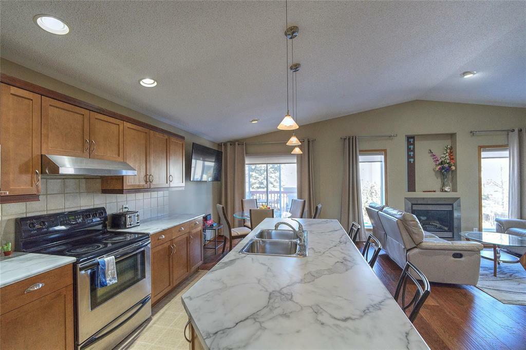 Property Photo: 23 Sandusky Drive MB R3T 5W4