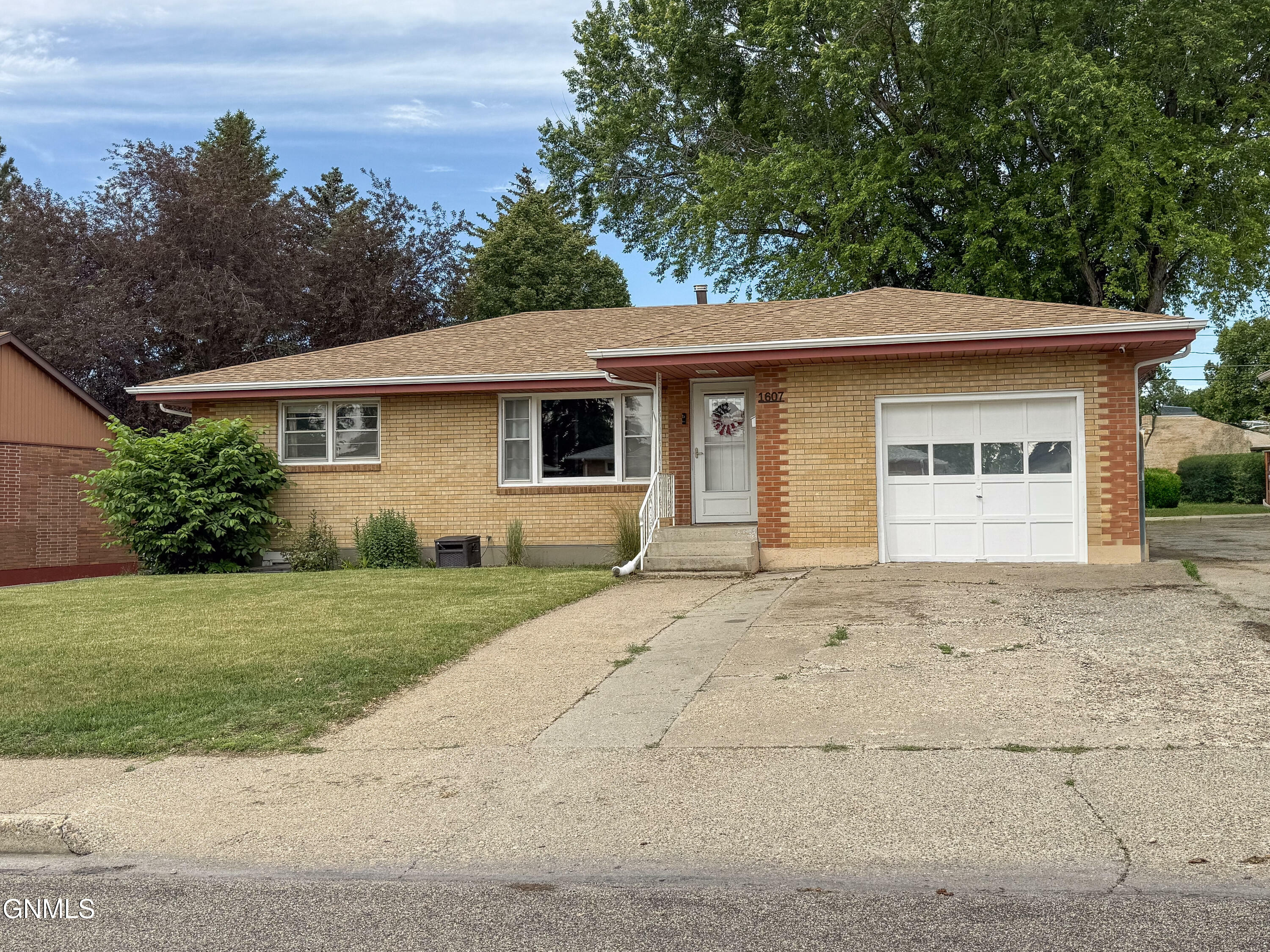 Property Photo: 1607 Linda Drive ND 58554
