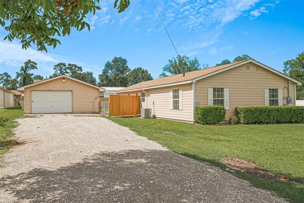 Property Photo: 115 N 12th Street TX 77562