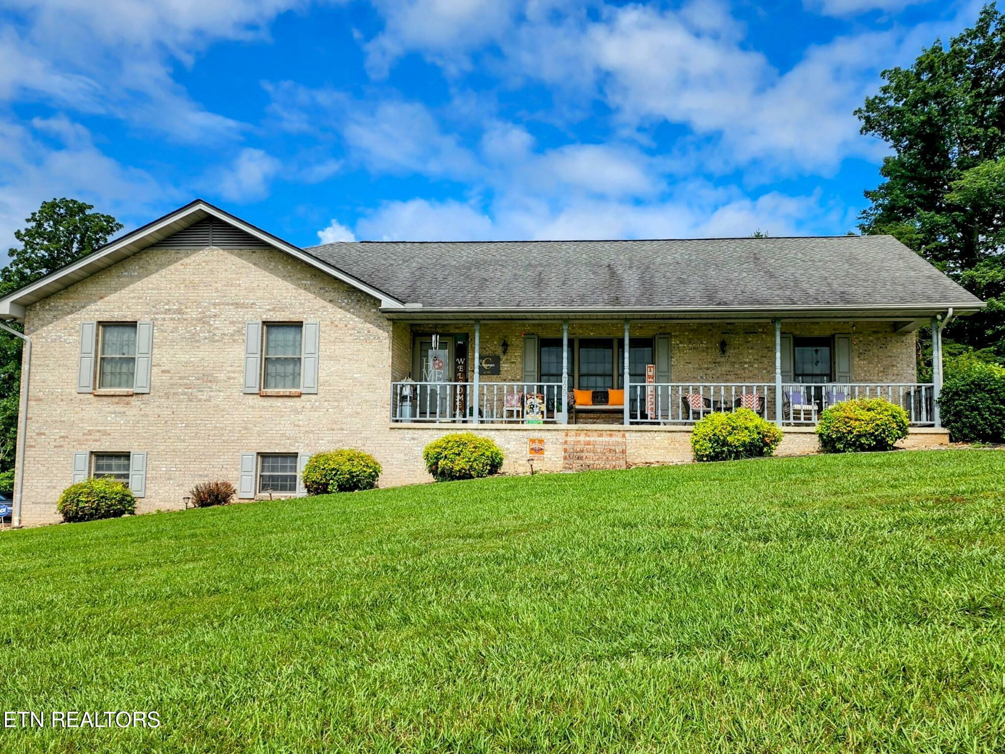 Property Photo: 729 Clydesdale Ave TN 37865