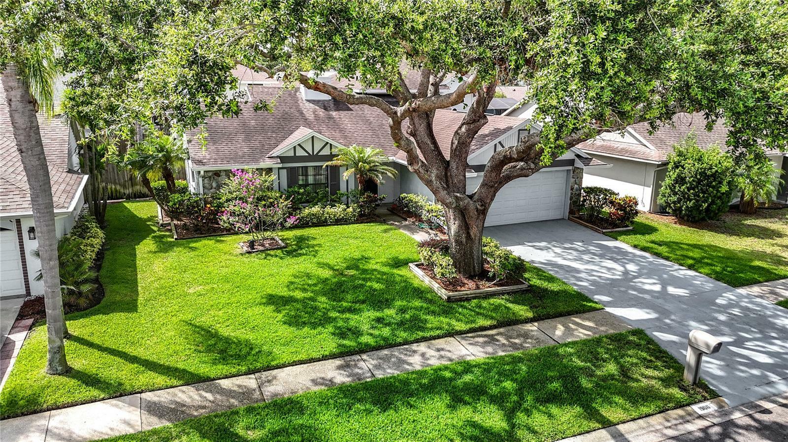 Property Photo: 1906 White Cedar Way FL 33511