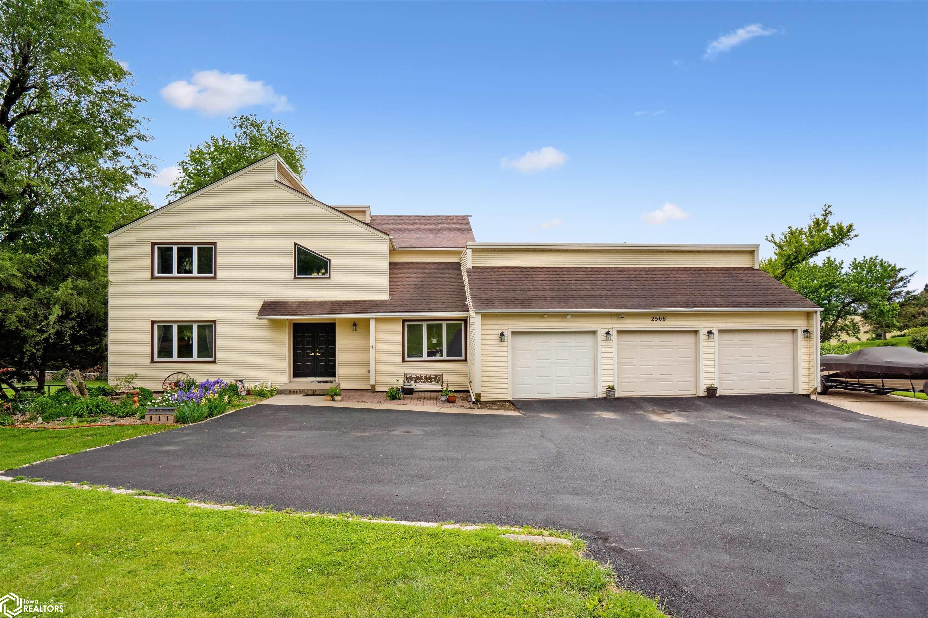 Property Photo: 2508 W Lincoln Way IA 50158
