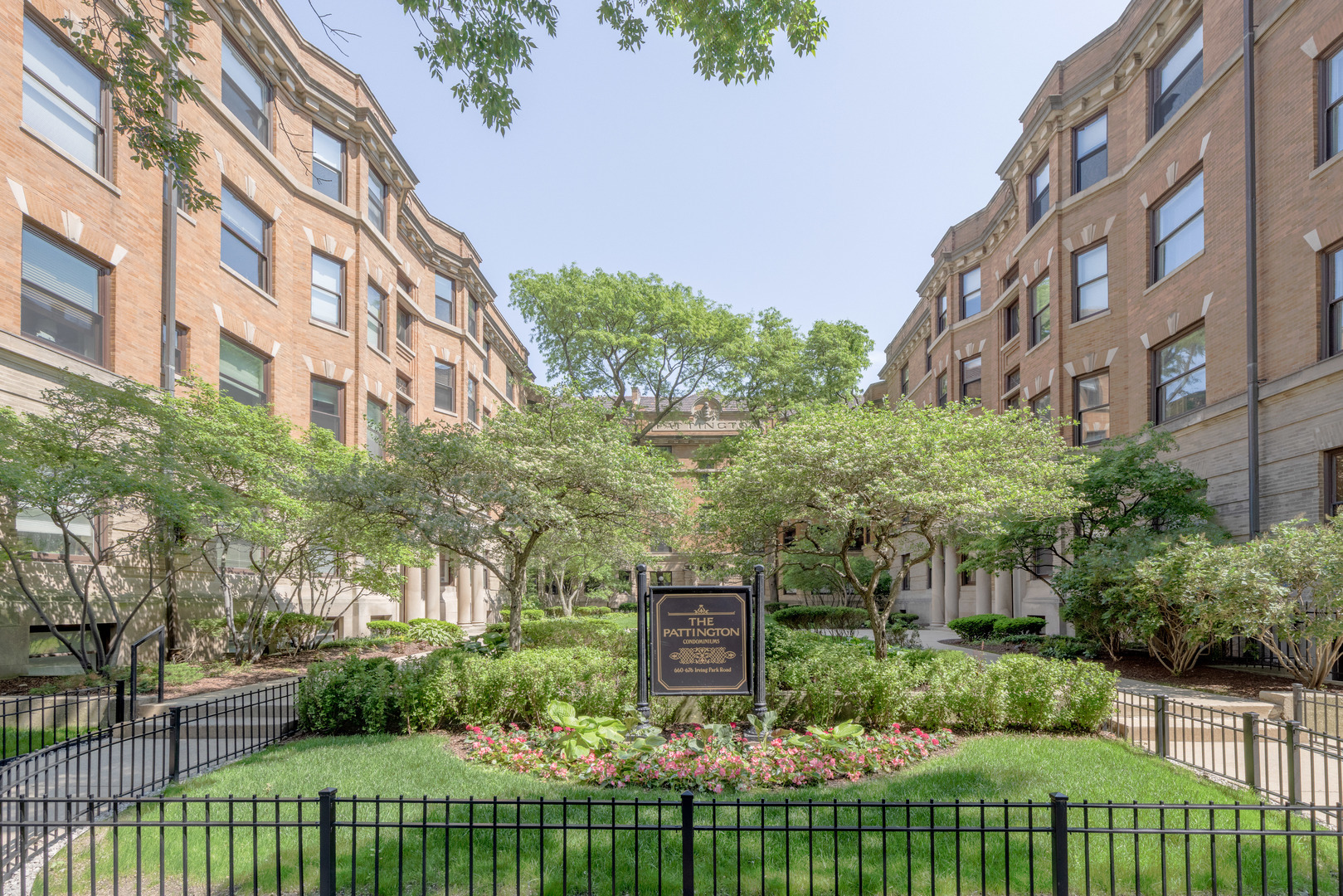 Property Photo: 668 W Irving Park Road H1 IL 60613