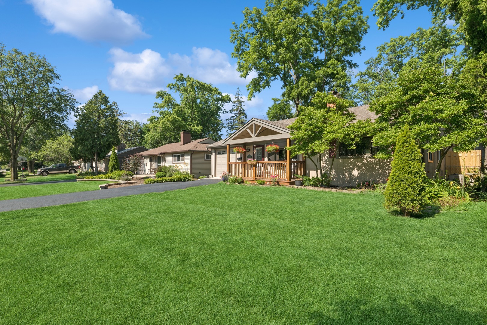 Property Photo: 122 N Woodlawn Street IL 60187