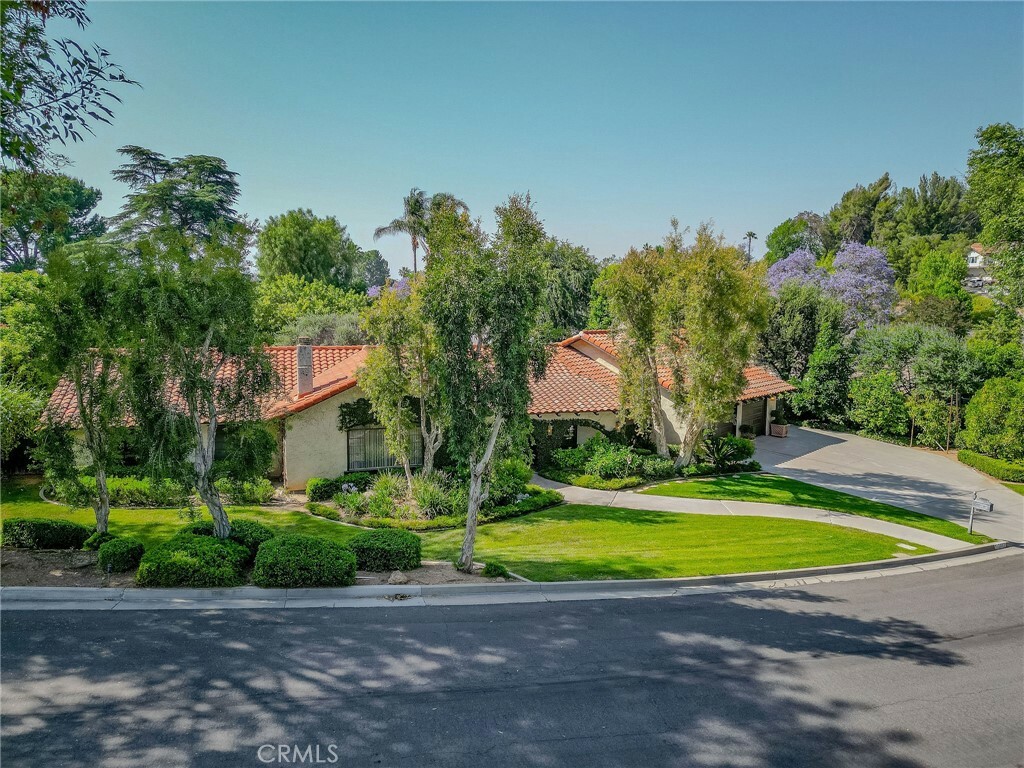 Property Photo: 2033 Benbow Place CA 92506