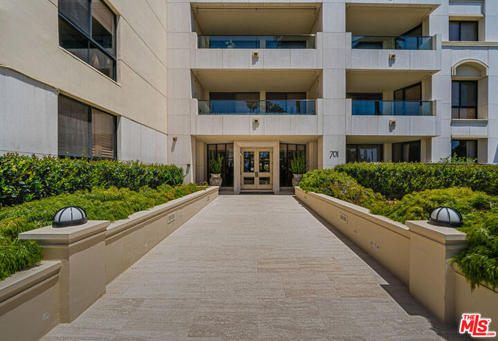 Property Photo:  701 Ocean Avenue 108  CA 90402