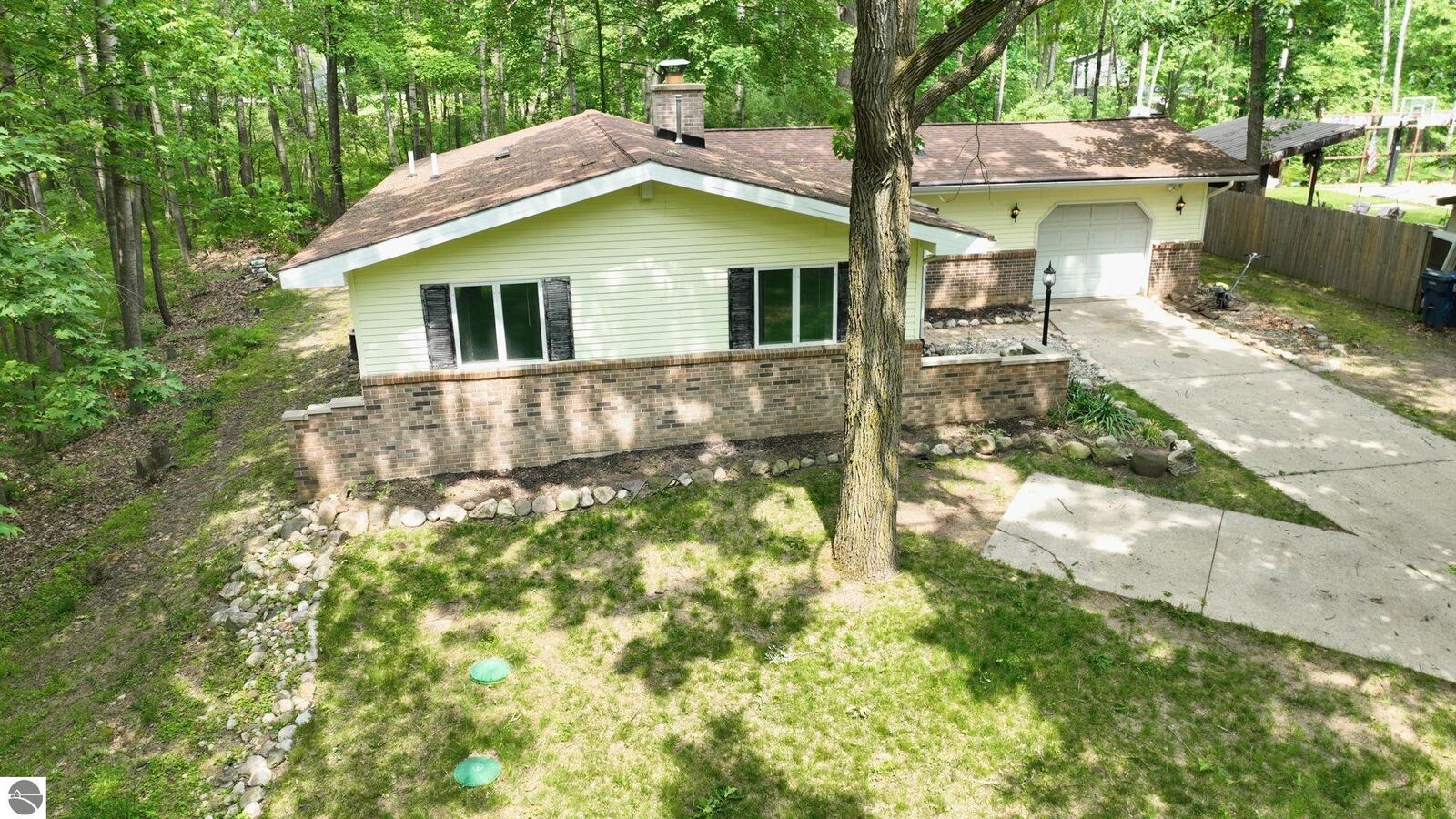 Property Photo:  1207 Queensway Drive  MI 48893 