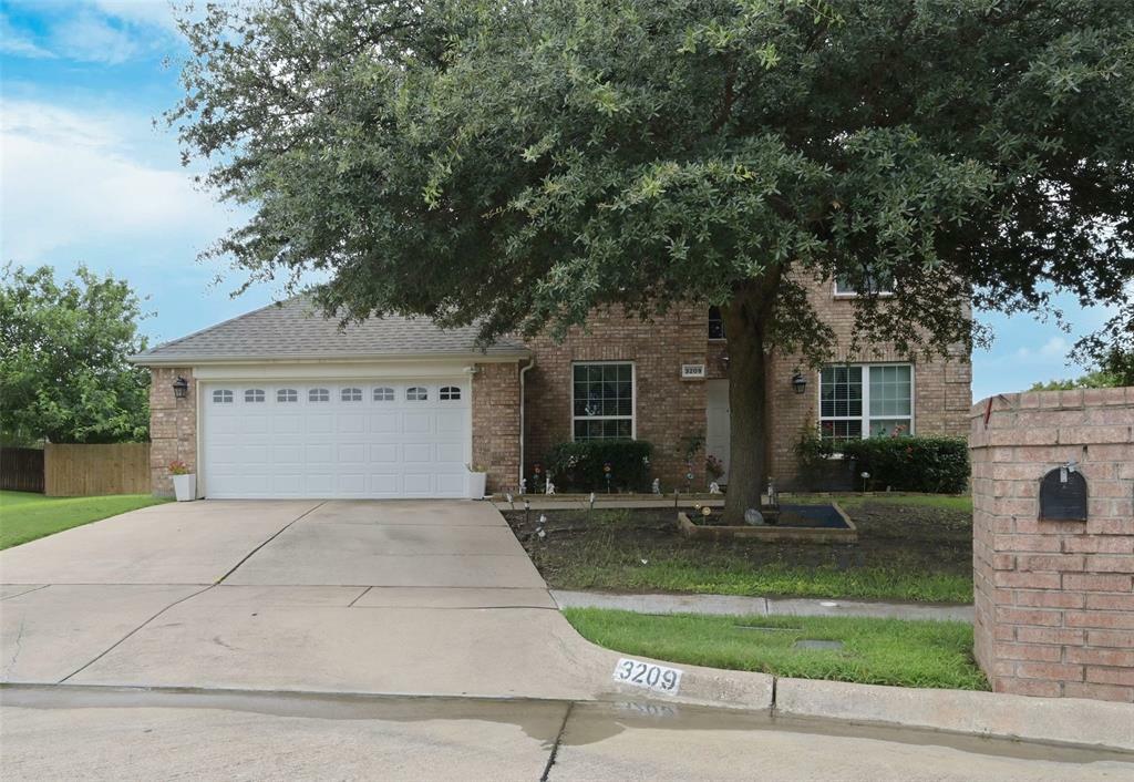 Property Photo: 3209 Silver Point Court TX 76063
