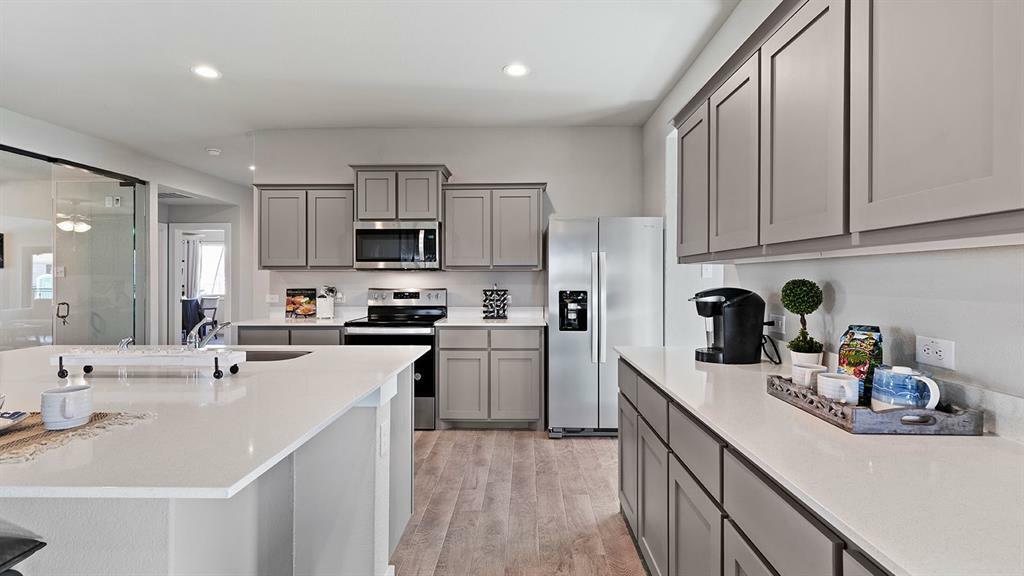 Property Photo: 1525 Central Park Drive TX 76009