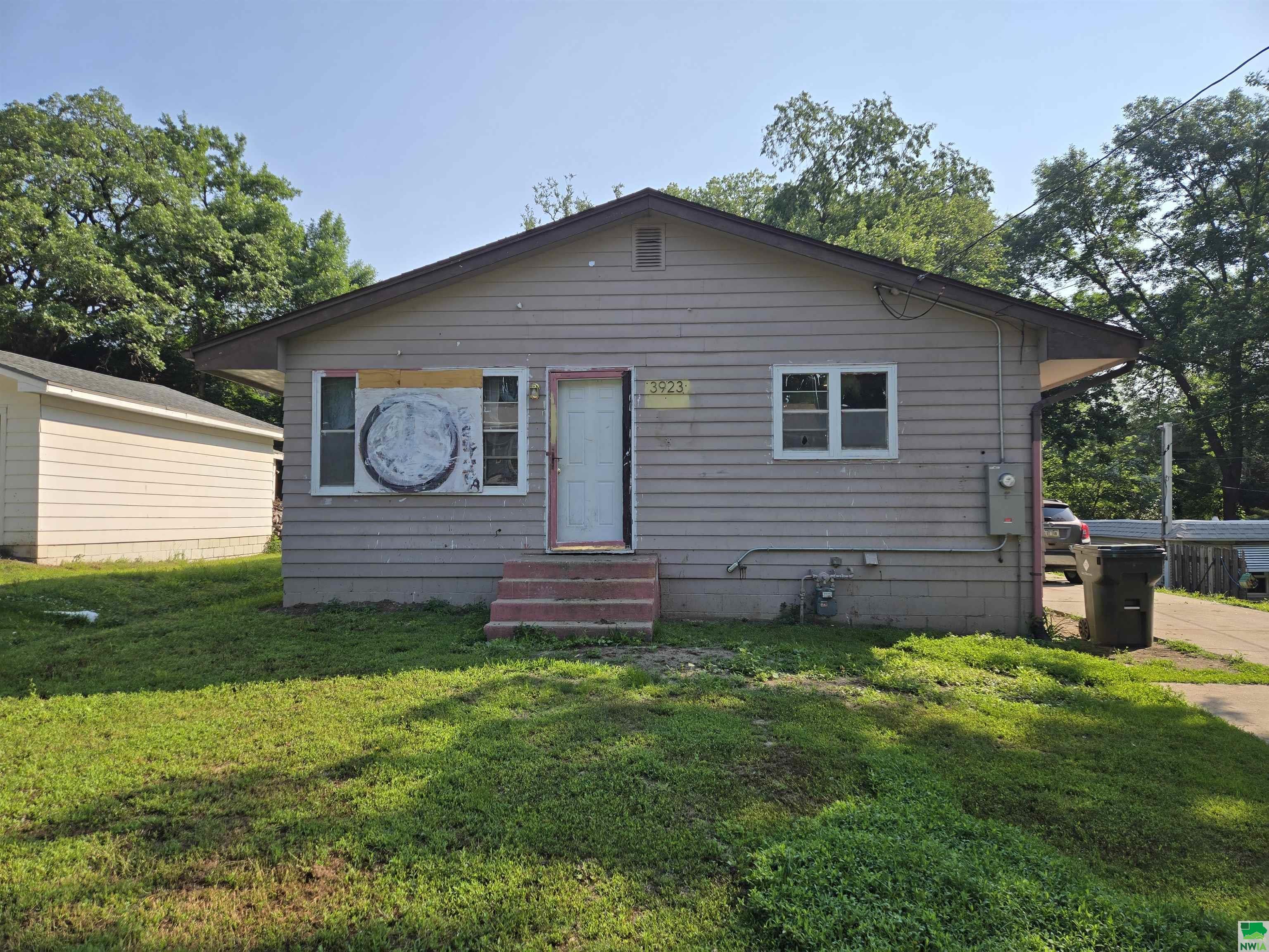 Property Photo: 3923 Elmdale Ave IA 51103