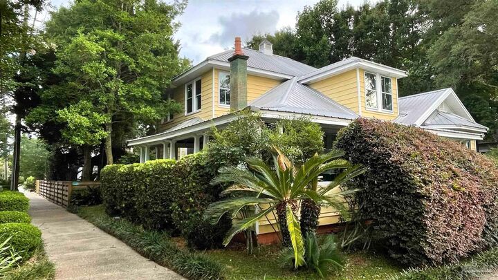 Property Photo:  1519 E Desoto St  FL 32501 