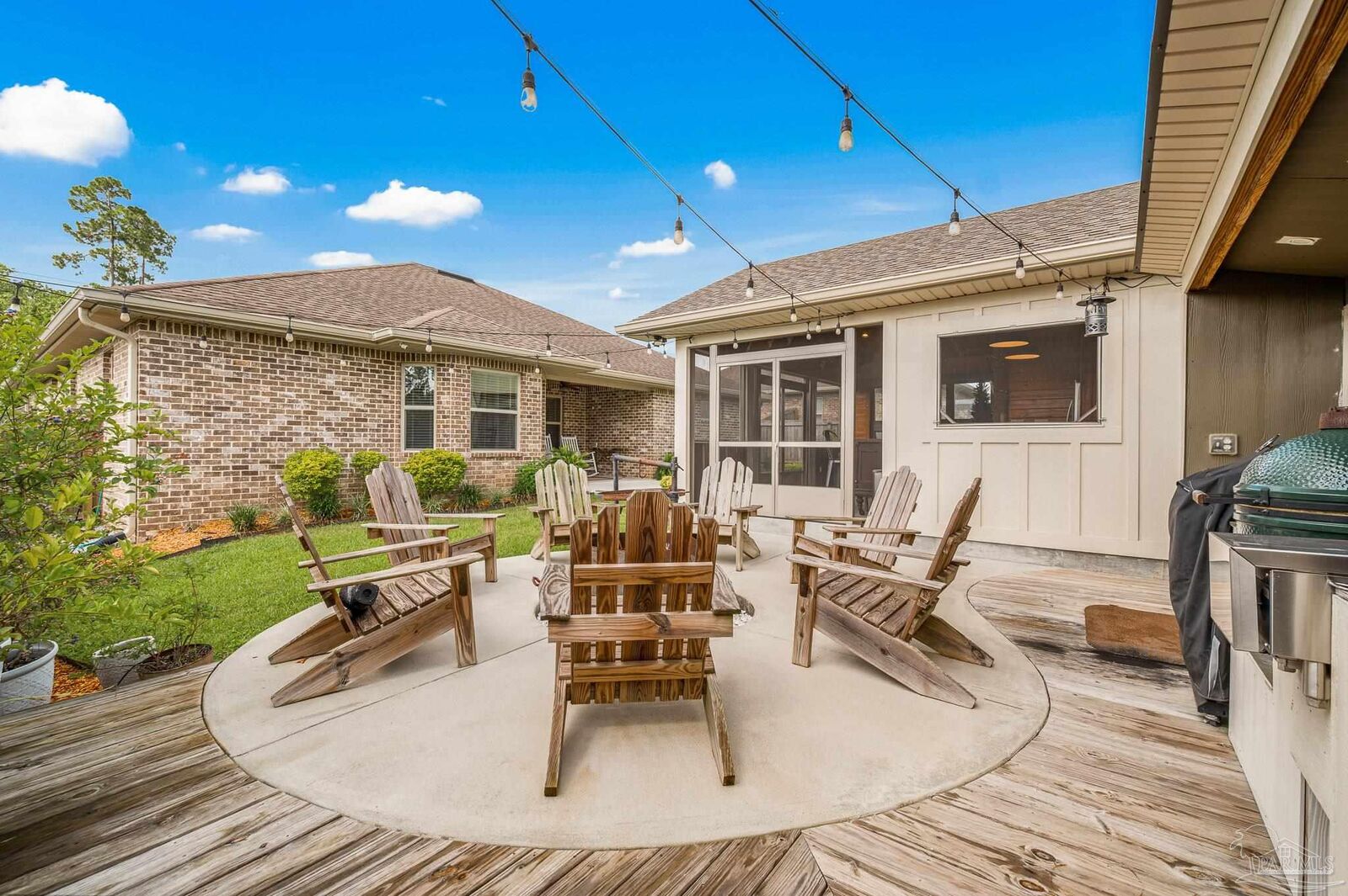 Property Photo: 2394 Bentley Oaks Dr FL 32533