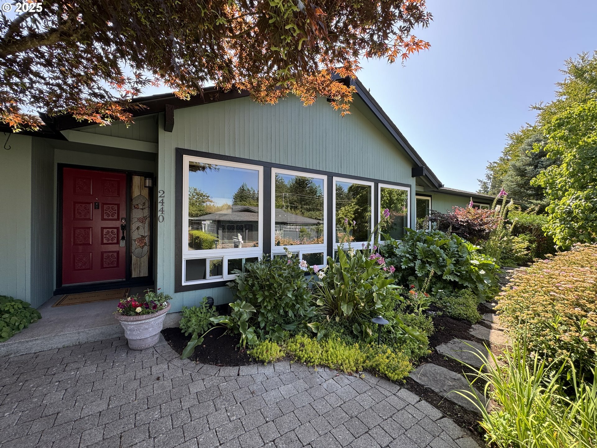 Property Photo:  2440 SW Burbank Ave  OR 97225 