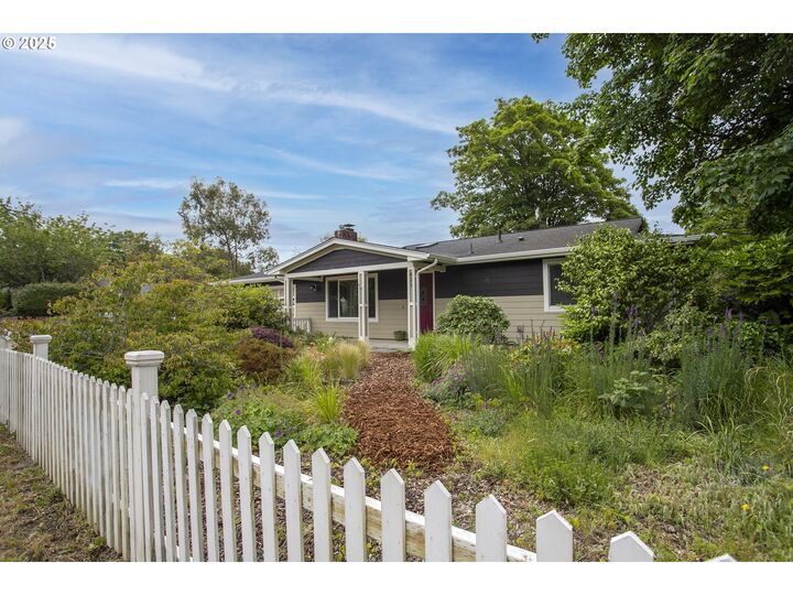 Property Photo: 821 13th Ave OR 97138