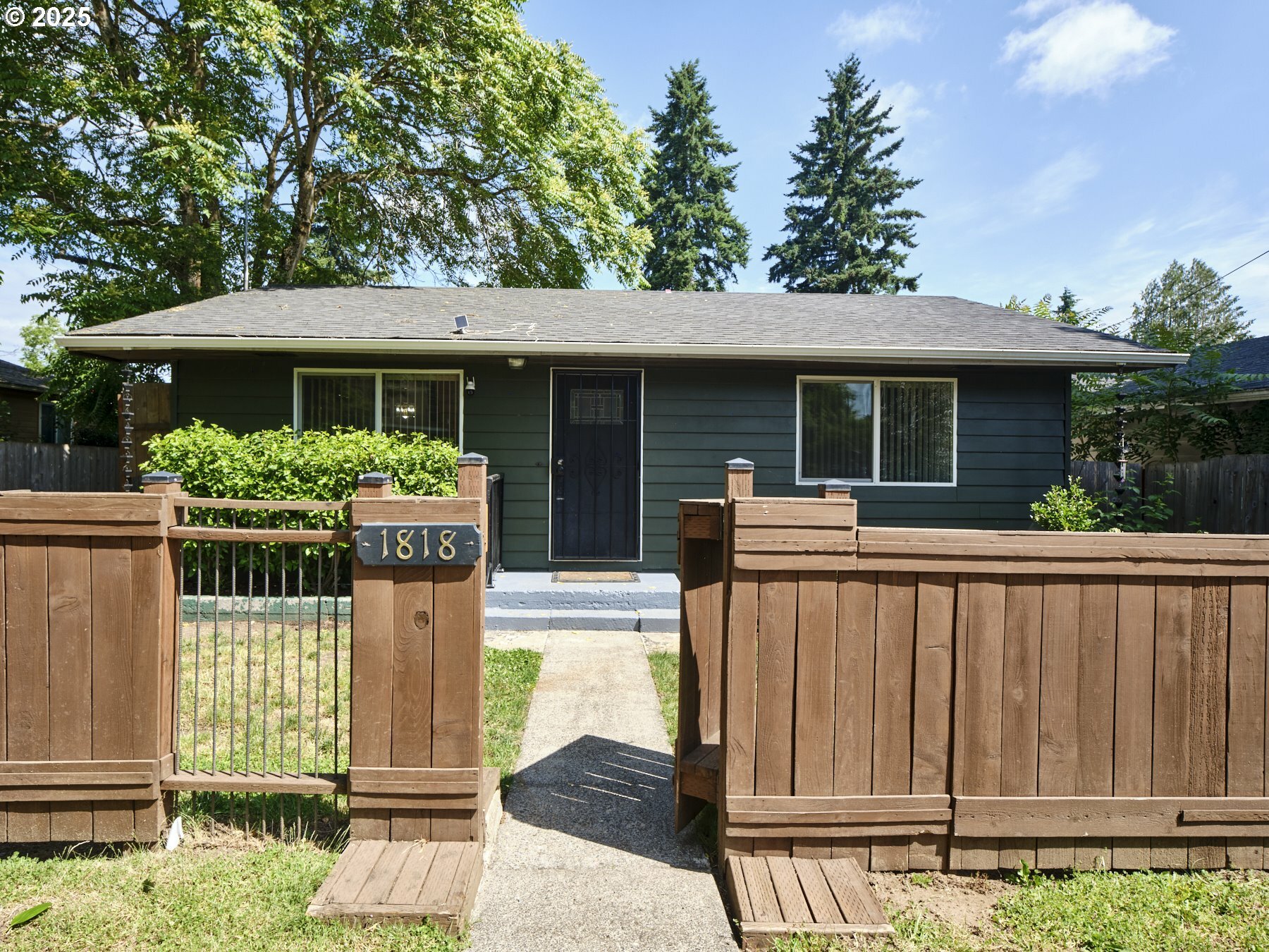 Property Photo: 1818 E 32nd St WA 98663