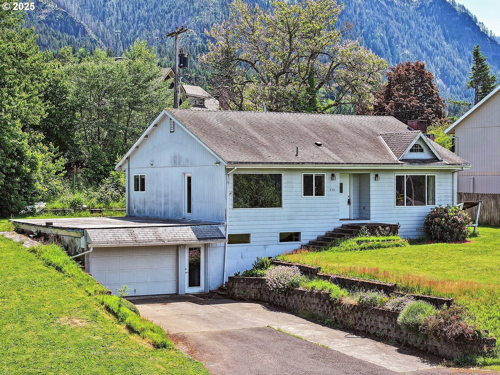 Property Photo: 236 NE Riverview Dr OR 97014