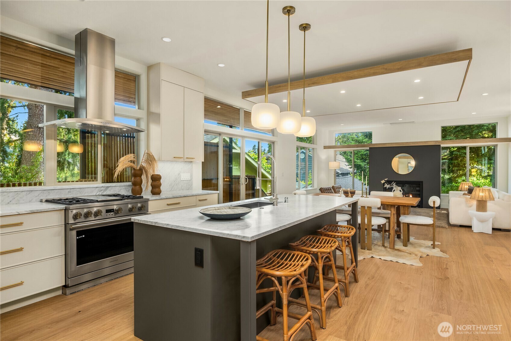 Property Photo: 4615 2nd Avenue NE WA 98105