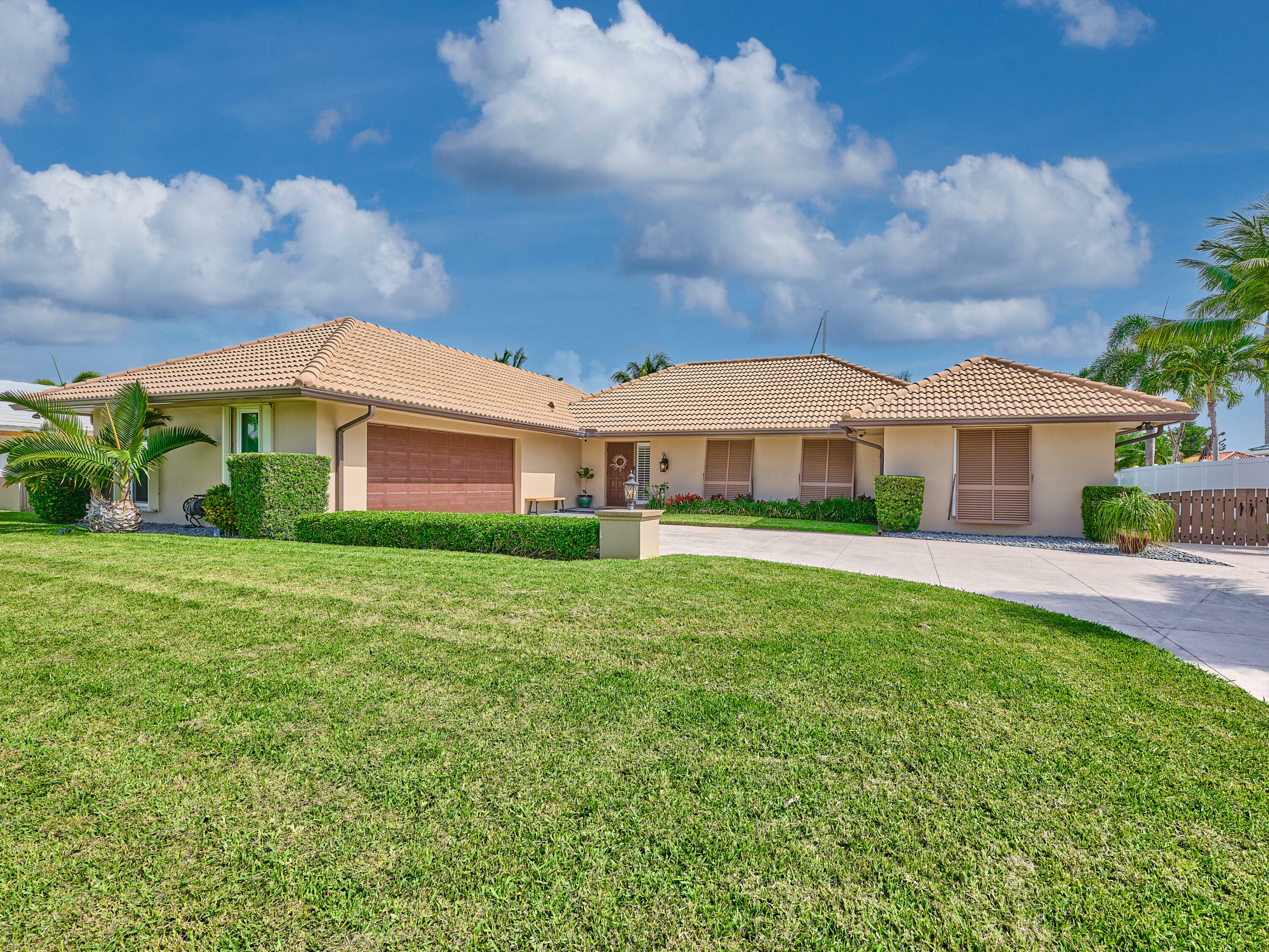 Property Photo: 1090 Fairview Lane FL 33404