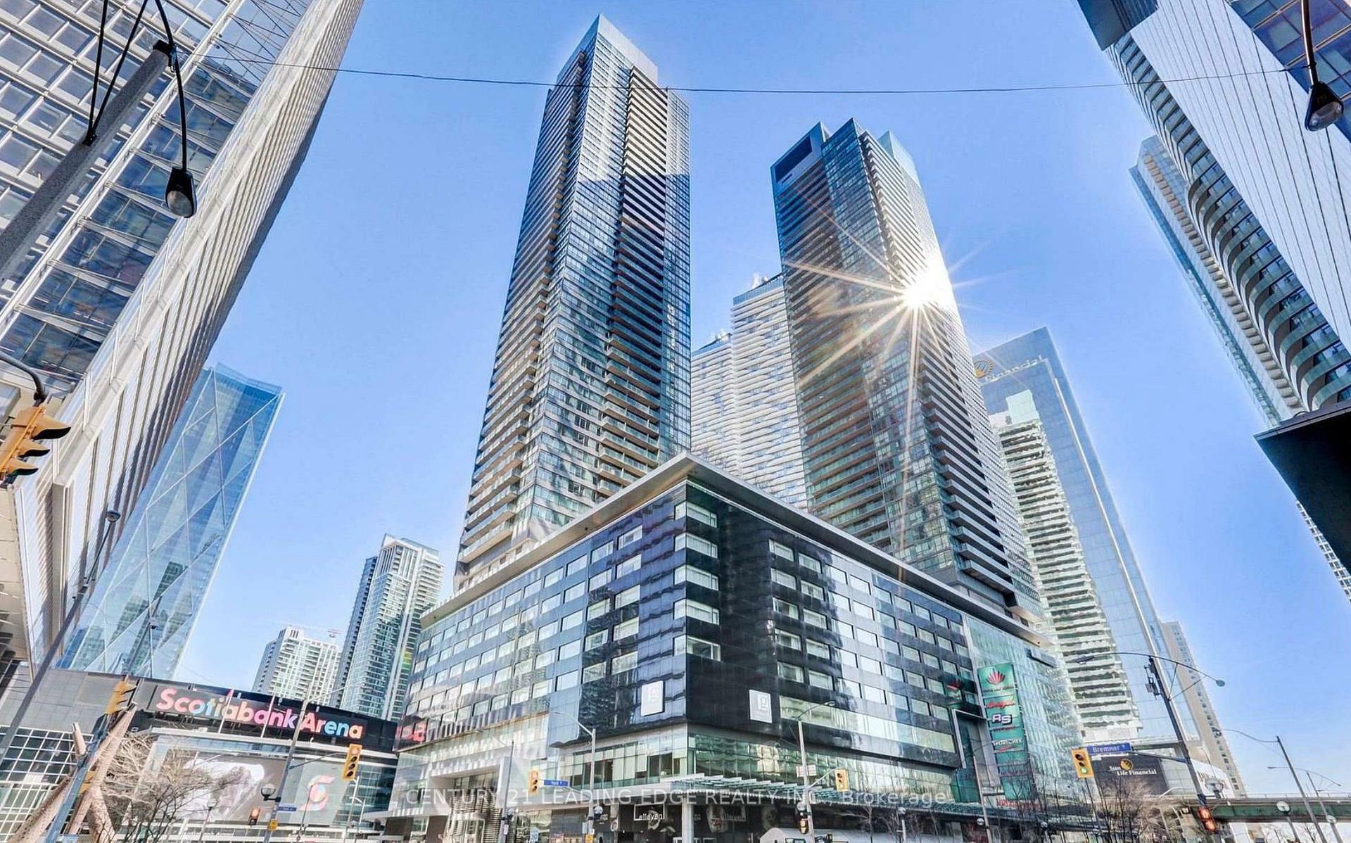 Photo de la propriété: 55 Bremner Boulevard 3611 ON M5J 0A6