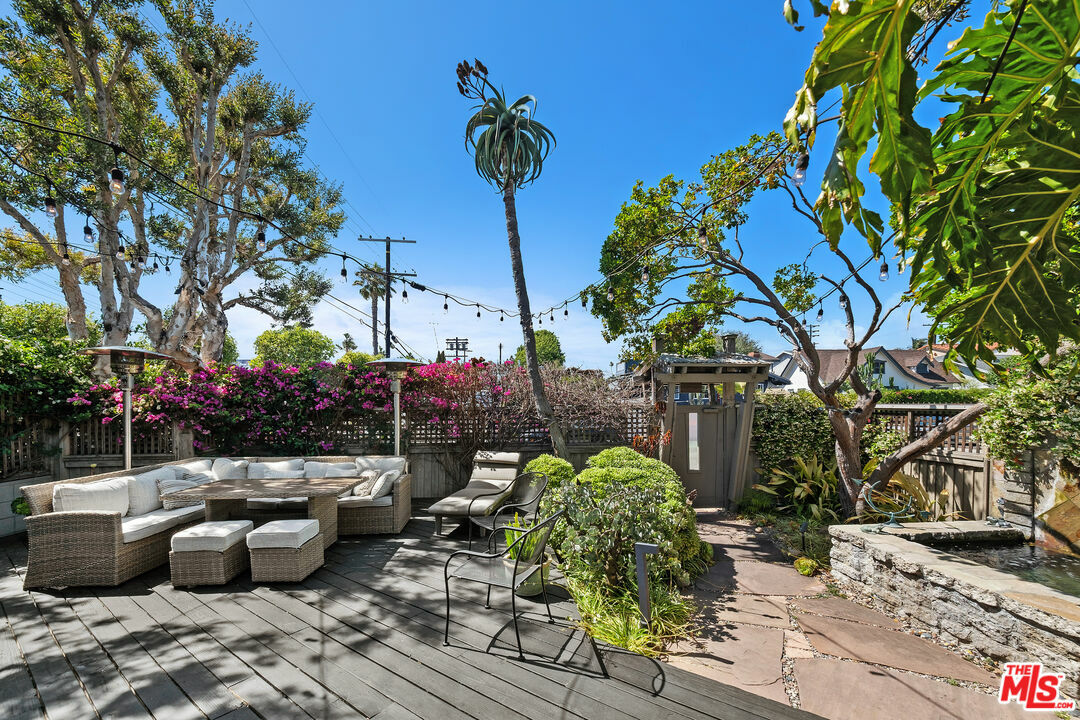 Property Photo: 1216 Elm St CA 90291