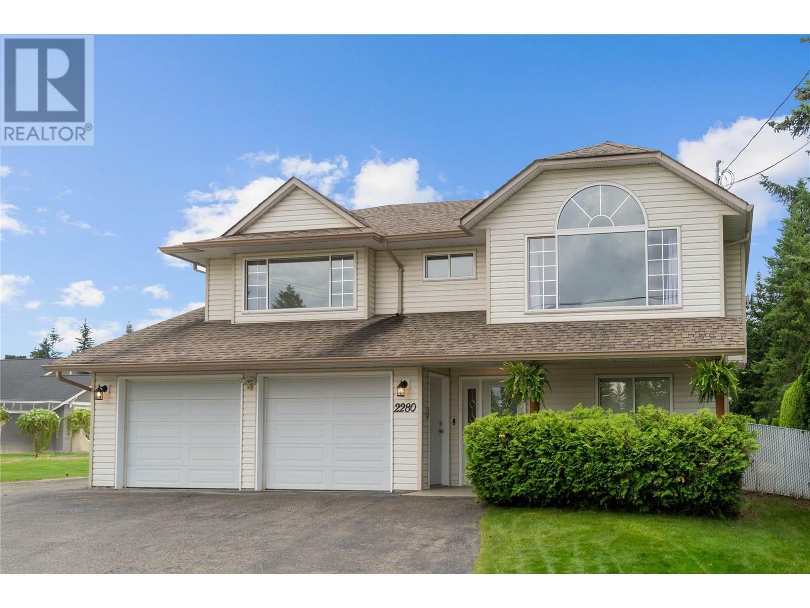 Photo de la propriété: 2280 10 Avenue Southeast BC V1E 2J4