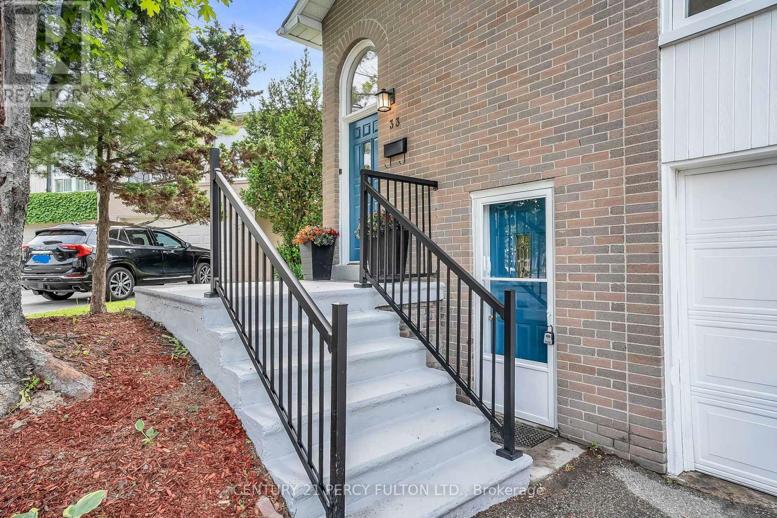 Property Photo: 33 Pettibone Square ON M1W 2J1