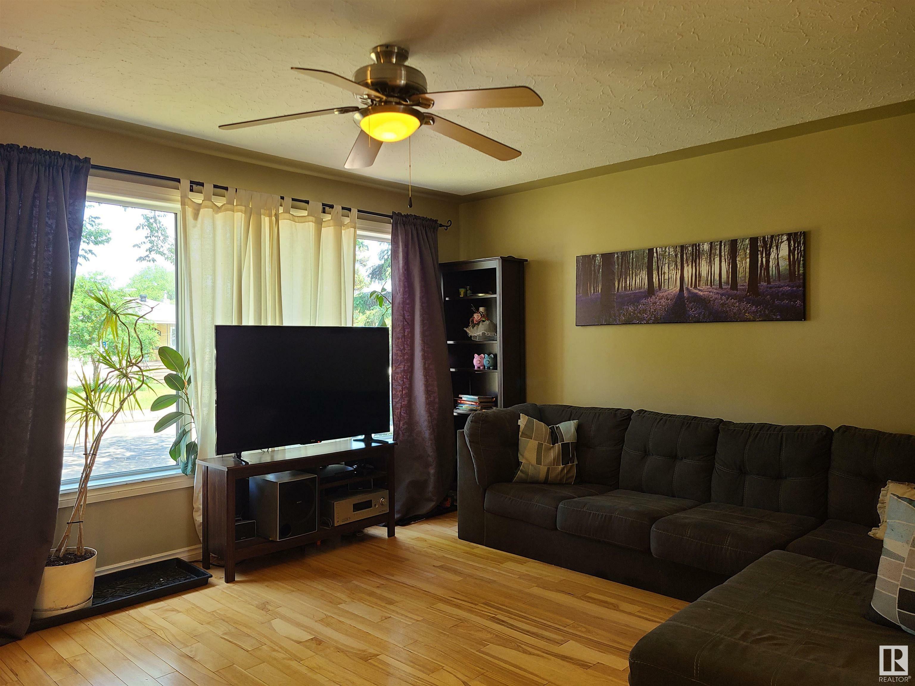 Photo de la propriété: 4805 114 Avenue NW AB T5W 0T7