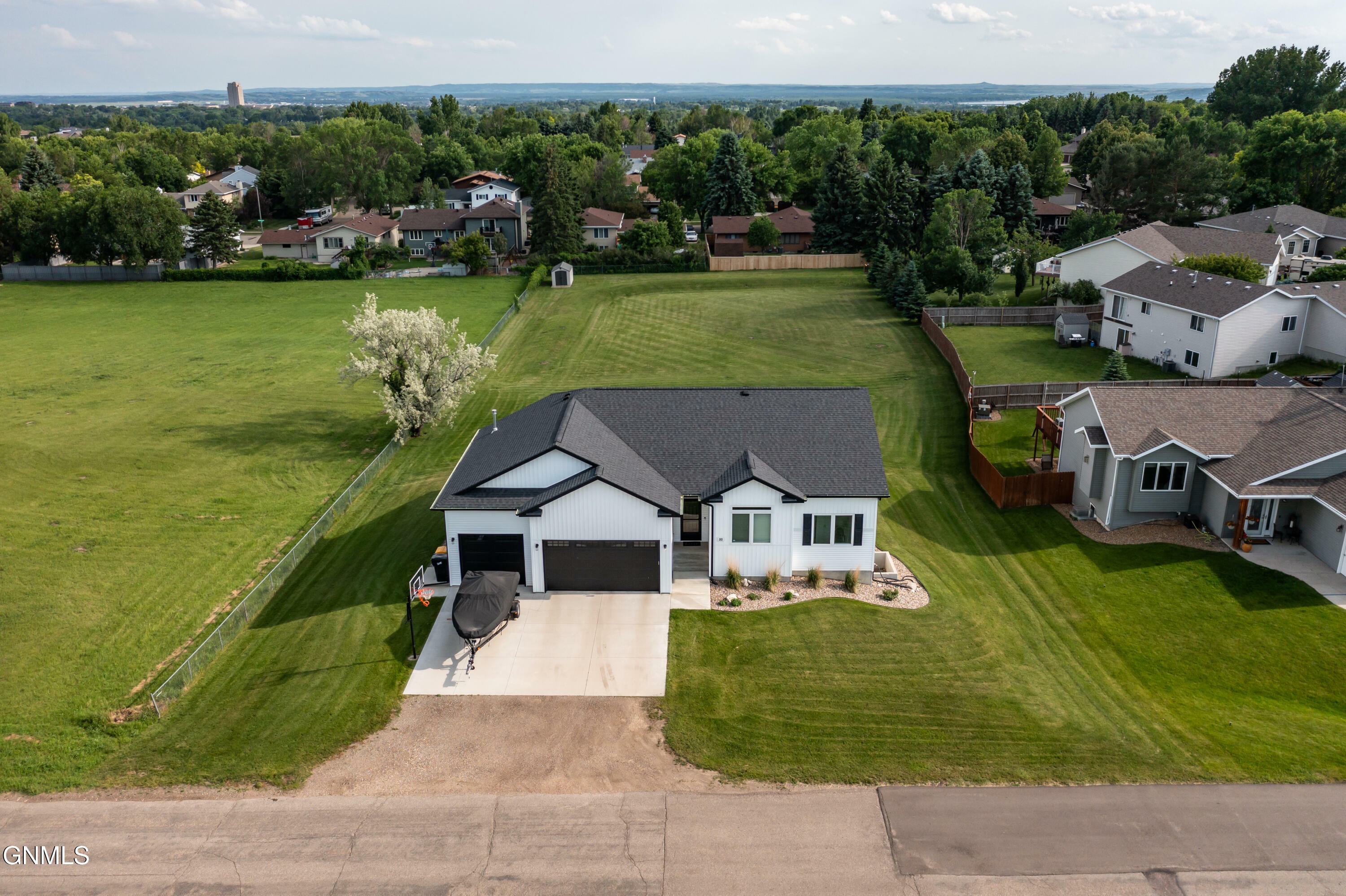 Property Photo:  313 Arabian Avenue  ND 58503 
