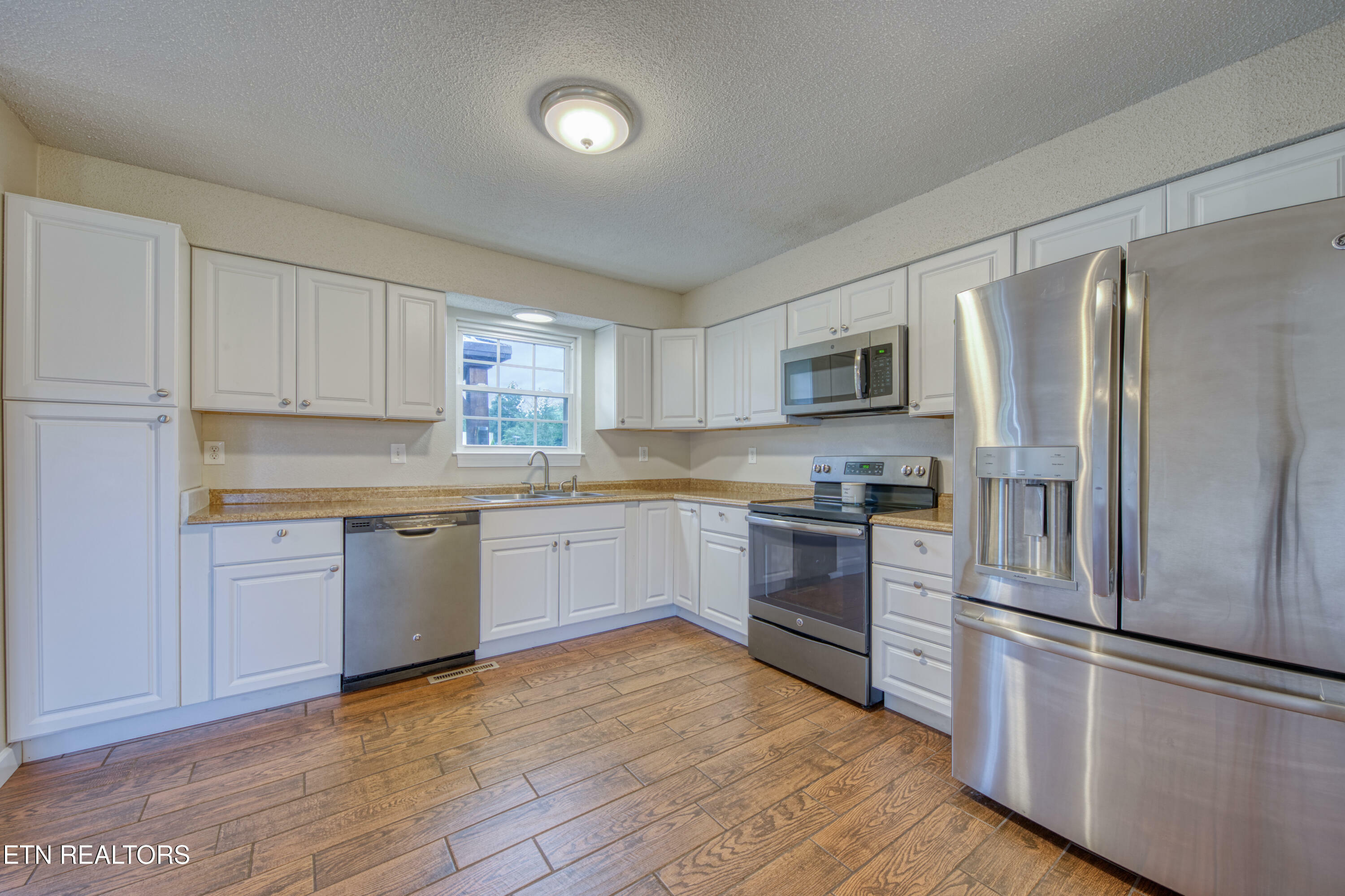Property Photo: 506 Oak St TN 37865