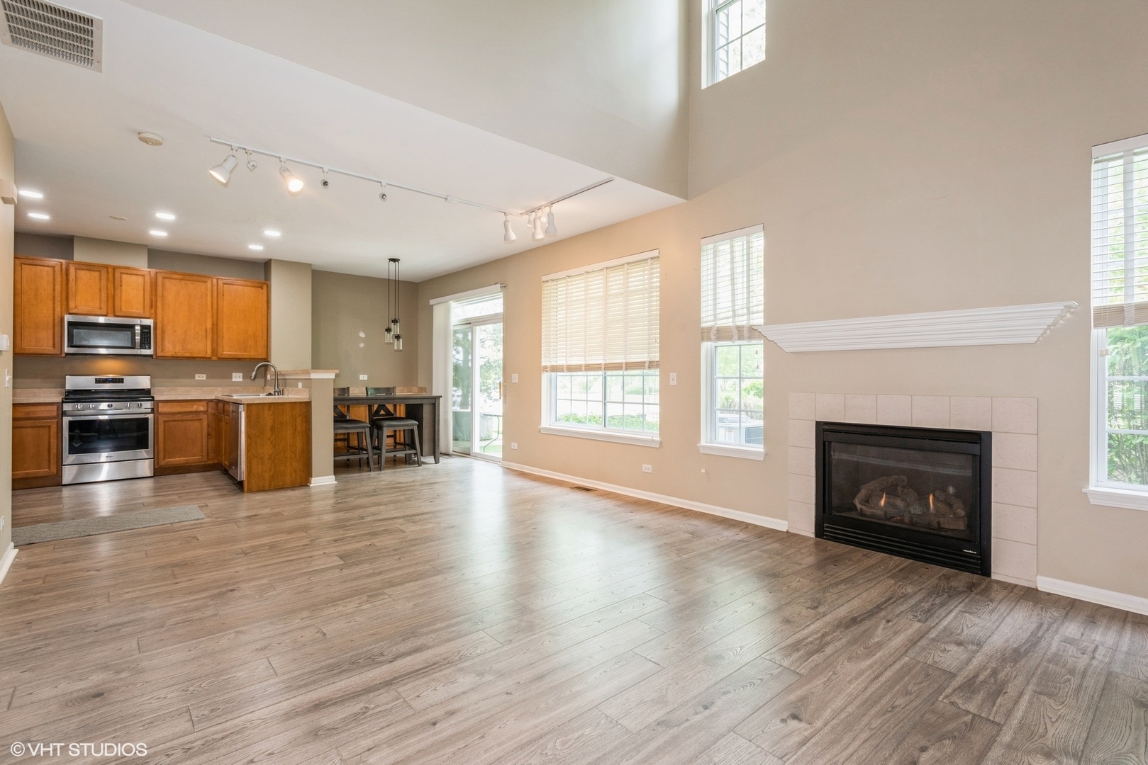 Property Photo: 2115 Pembridge Drive 2115 IL 60156