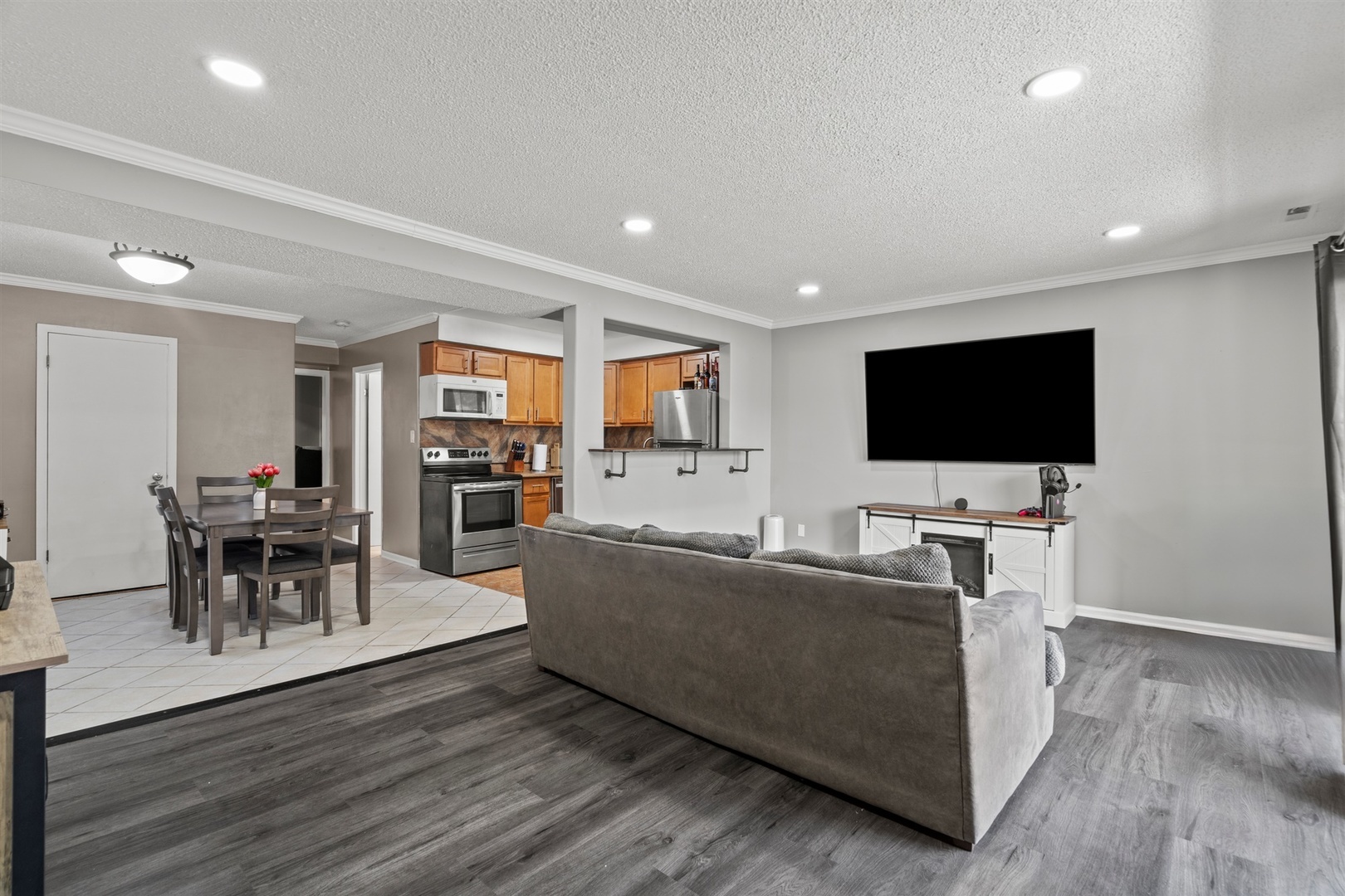 Property Photo: 10622 Parkside Avenue 103 IL 60415