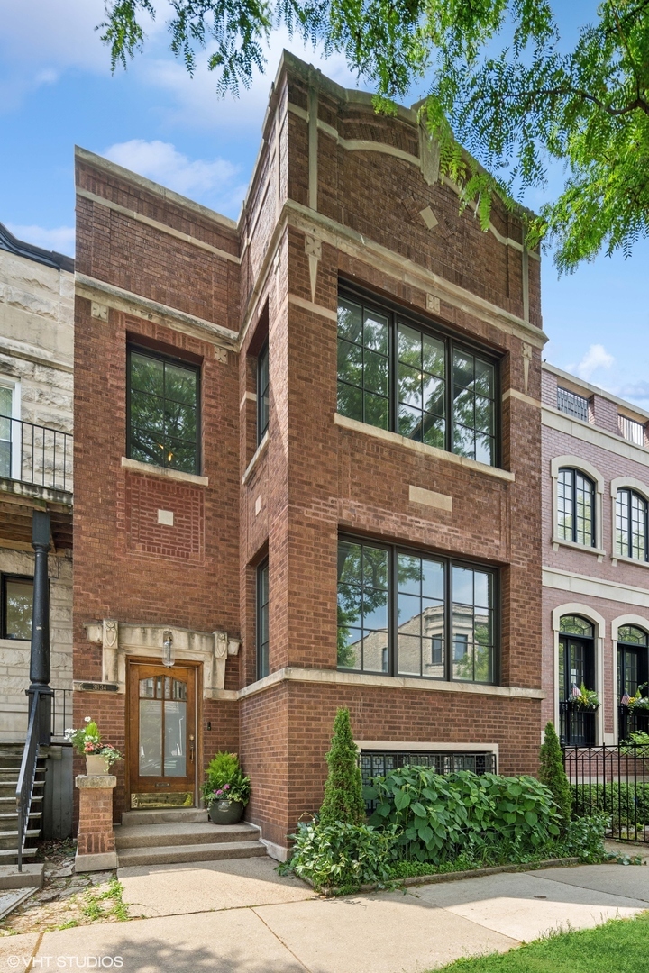 Property Photo: 3834 N Lakewood Avenue IL 60613