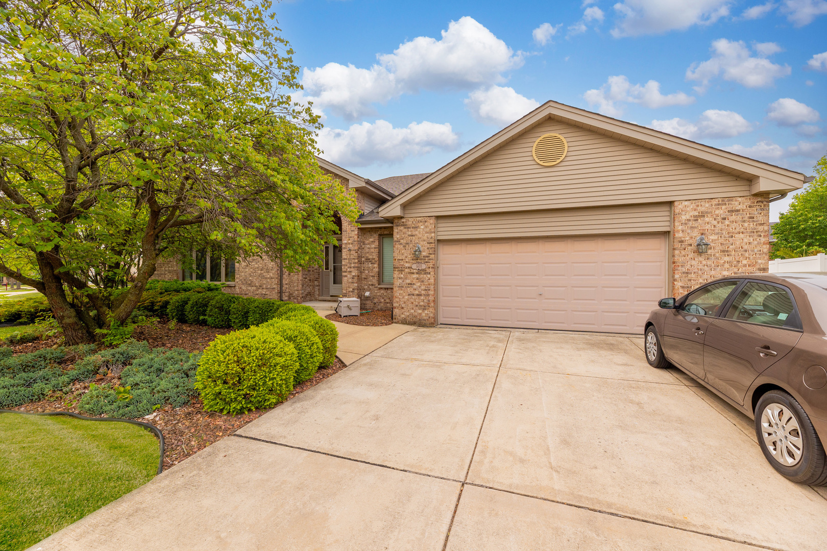 Property Photo: 1405 Westminster Drive IL 60517