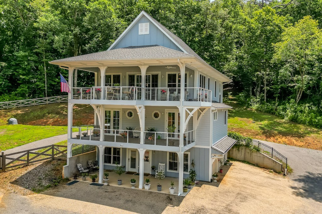 Property Photo: 682 Tanglewood Lane GA 30540