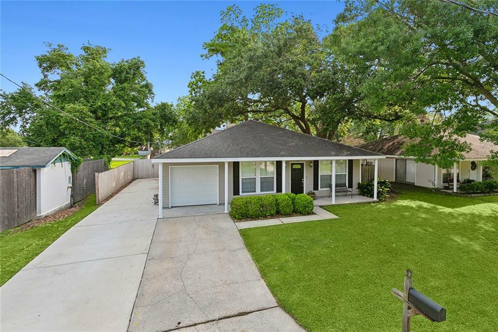 Property Photo:  116 Avenue A  LA 70037 