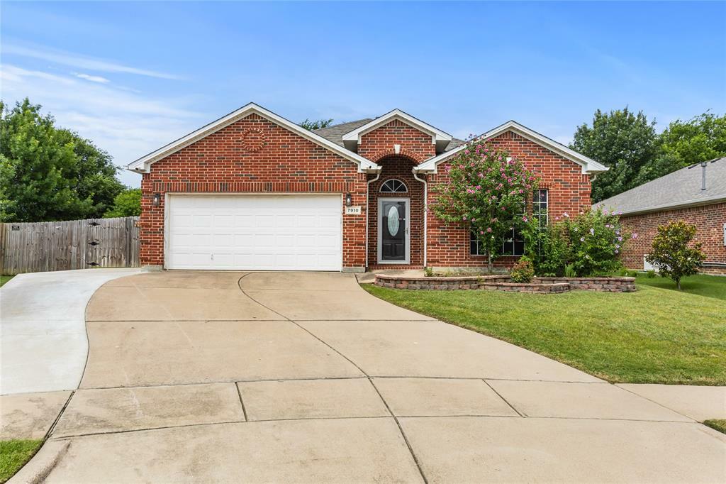 Property Photo: 7910 Corona Court TX 76002
