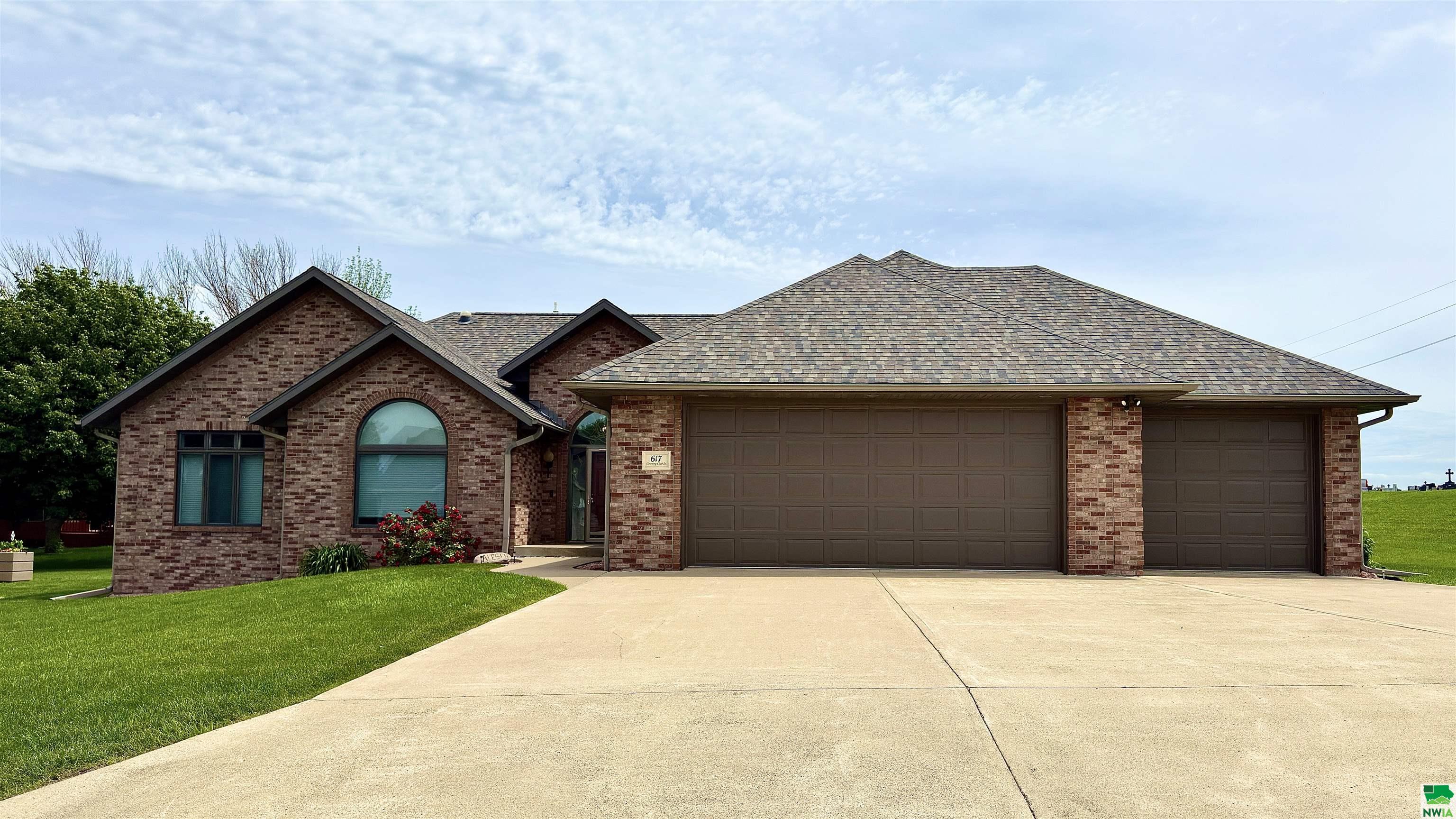 Property Photo: 617 Country Club Street IA 51050