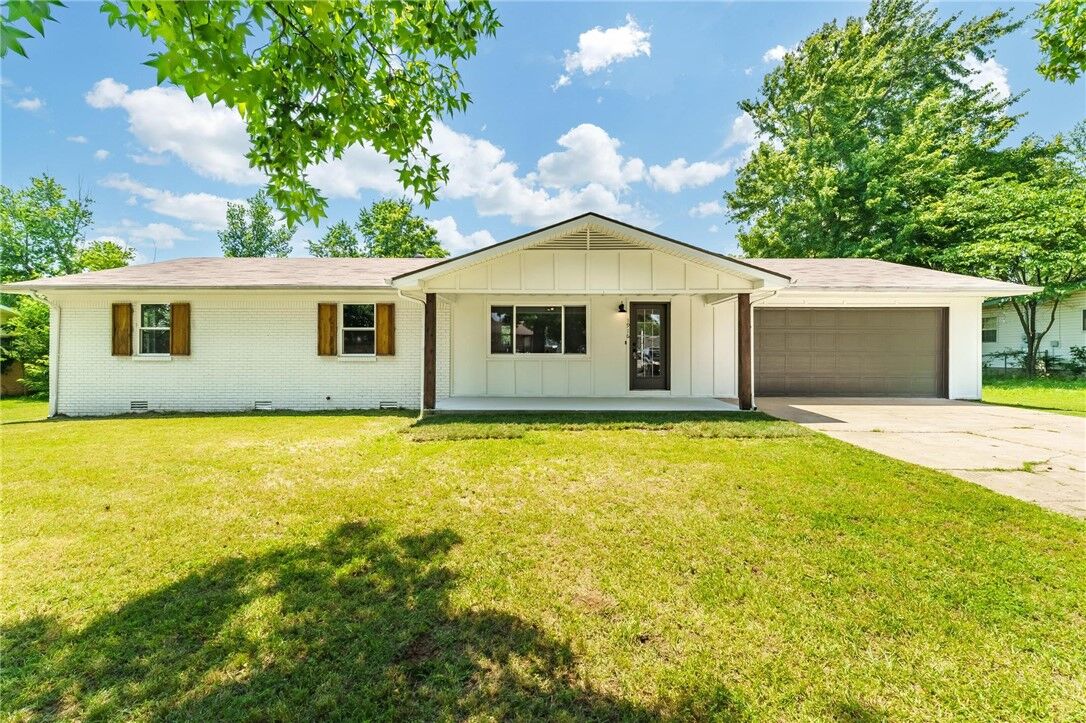 Property Photo:  1916 S 12th Street  AR 72758 