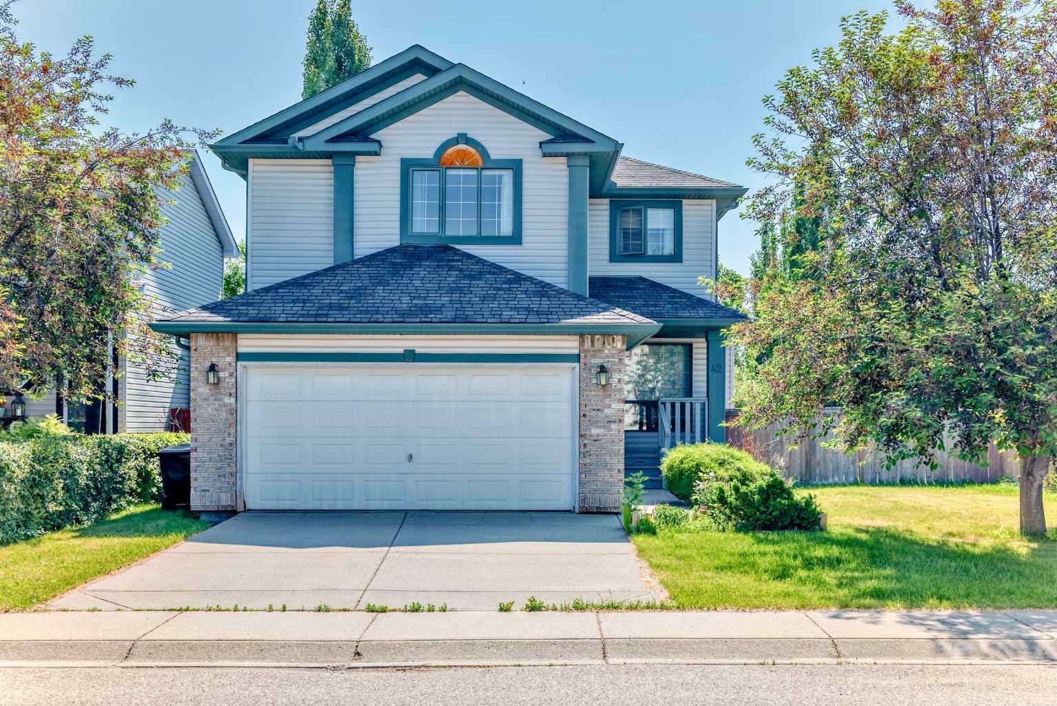 Property Photo: 42 Sierra Nevada Green SW AB T3H 3R1