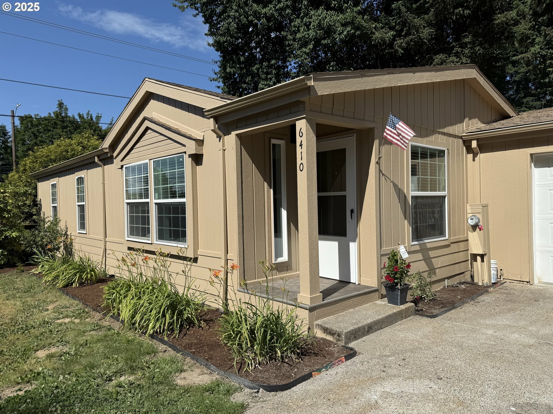Property Photo: 6410 SE 125th Pl OR 97236