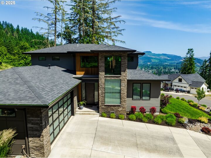 Property Photo: 967 S 66th Pl OR 97478