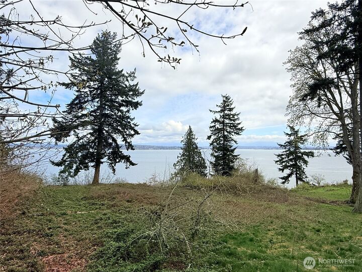 Property Photo:  37 K  Beach Way  WA 98206 