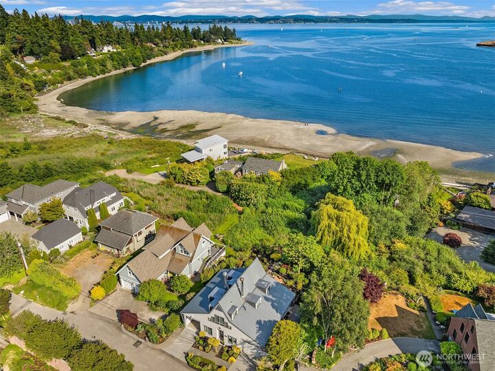 Property Photo:  1237  Hawley Way NE  WA 98110 