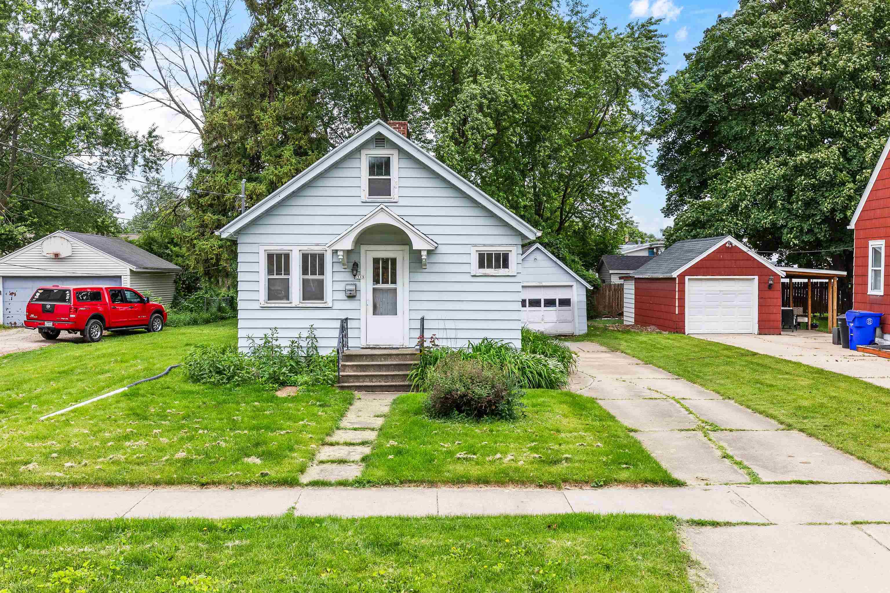 Property Photo: 1513 W Washington Street WI 54914