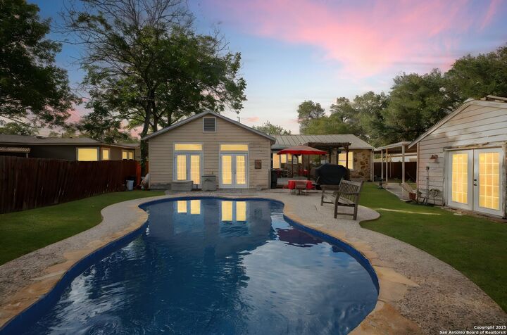 Property Photo: 204 E Nottingham TX 78209