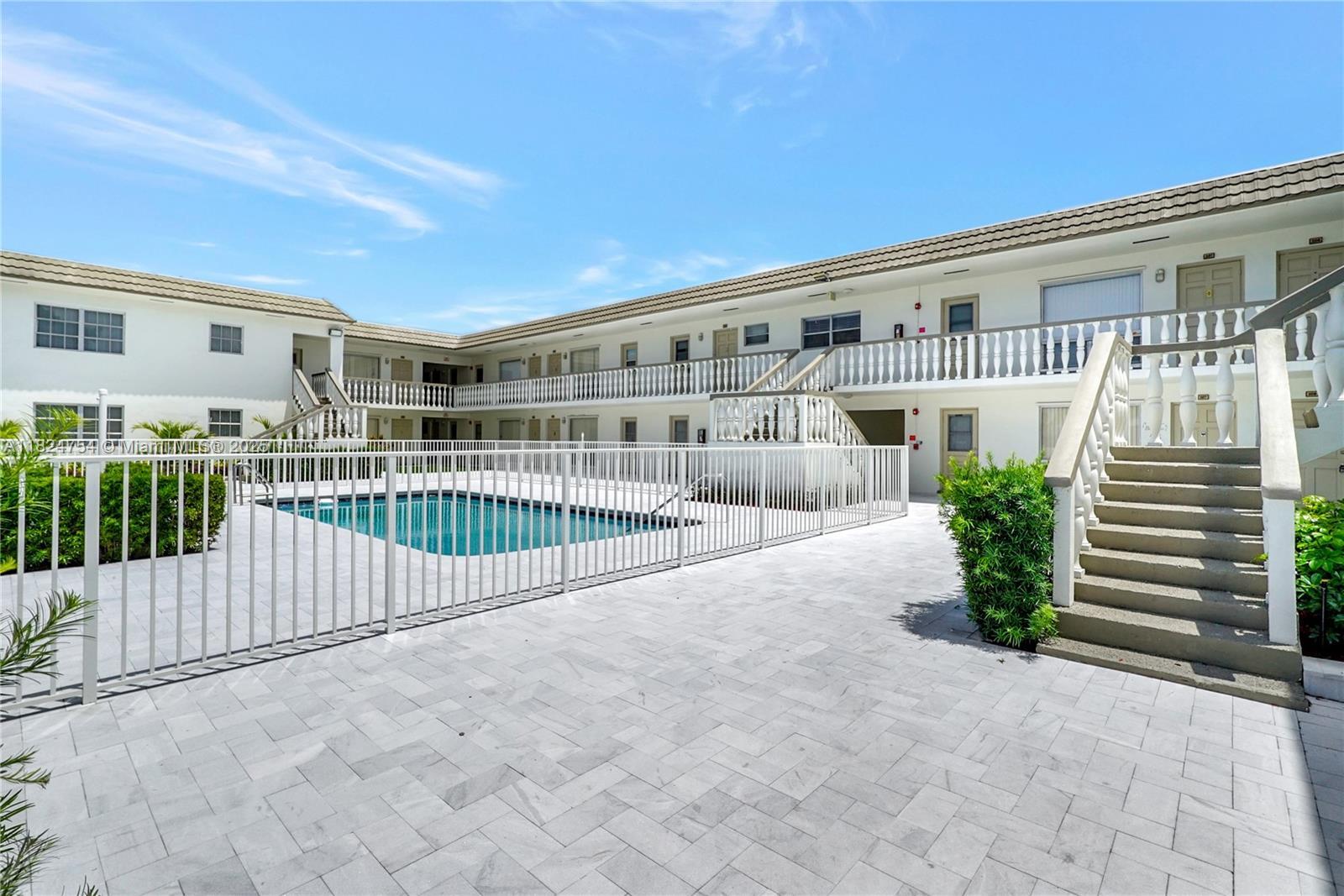 Property Photo: 5450 Hollywood Blvd 103 FL 33021