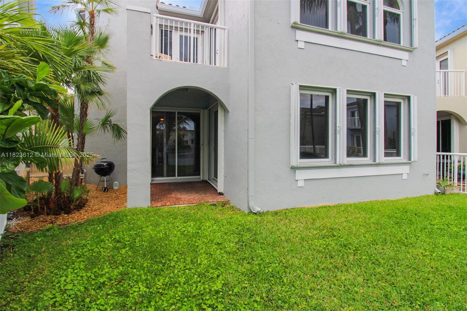 Property Photo: 21025 NE 31st Ave FL 33180