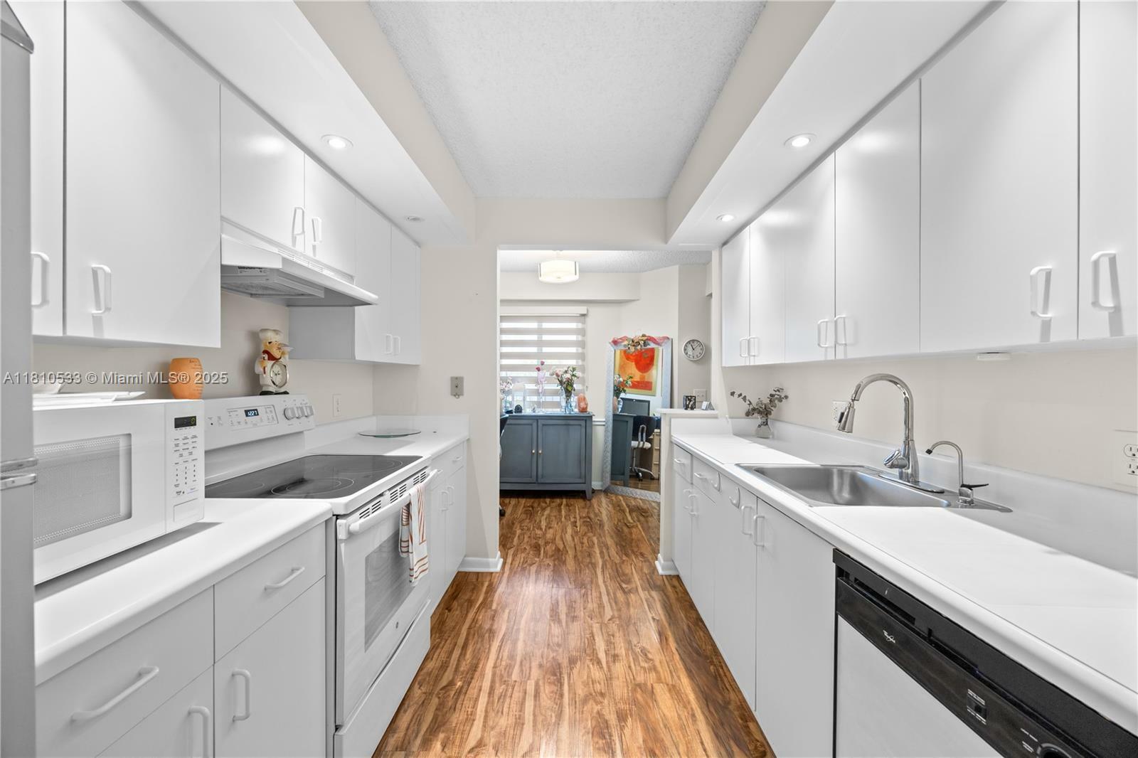 Property Photo: 801 SW 138th Ave 404E FL 33027