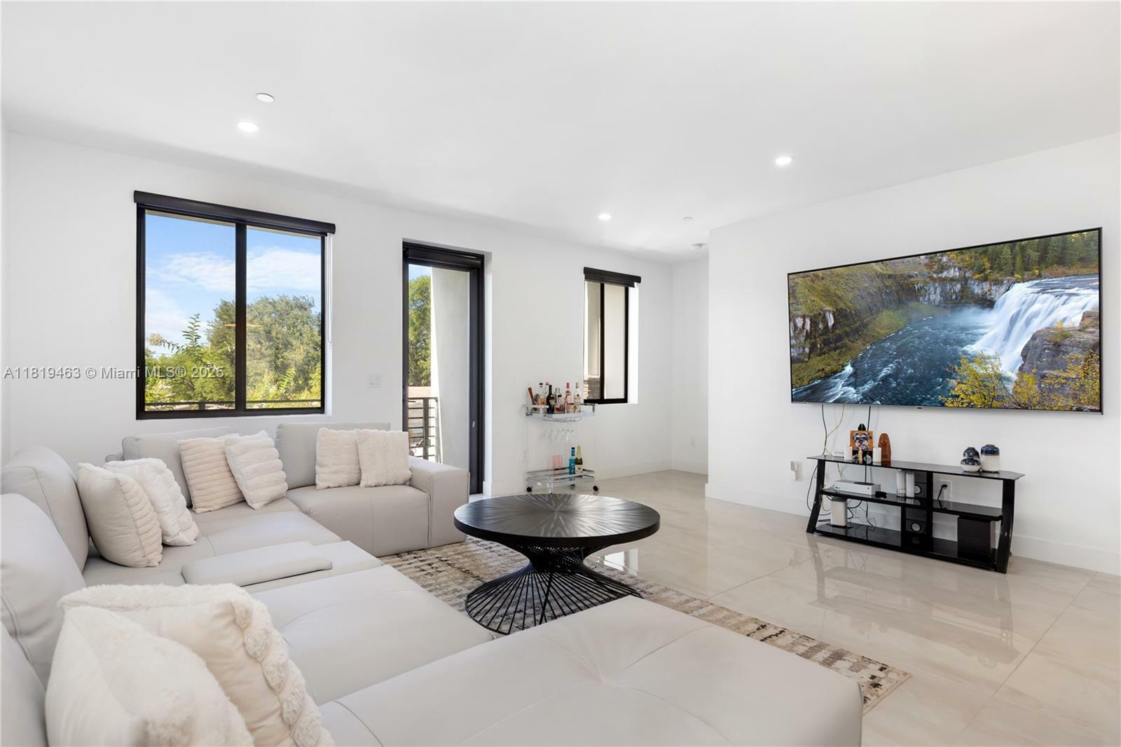 Property Photo:  436 SE 12th Ct  FL 33316 