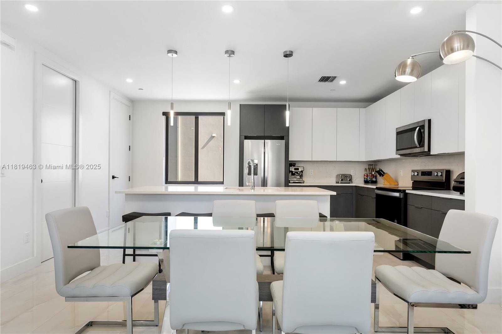 Property Photo: 436 SE 12th Ct FL 33316